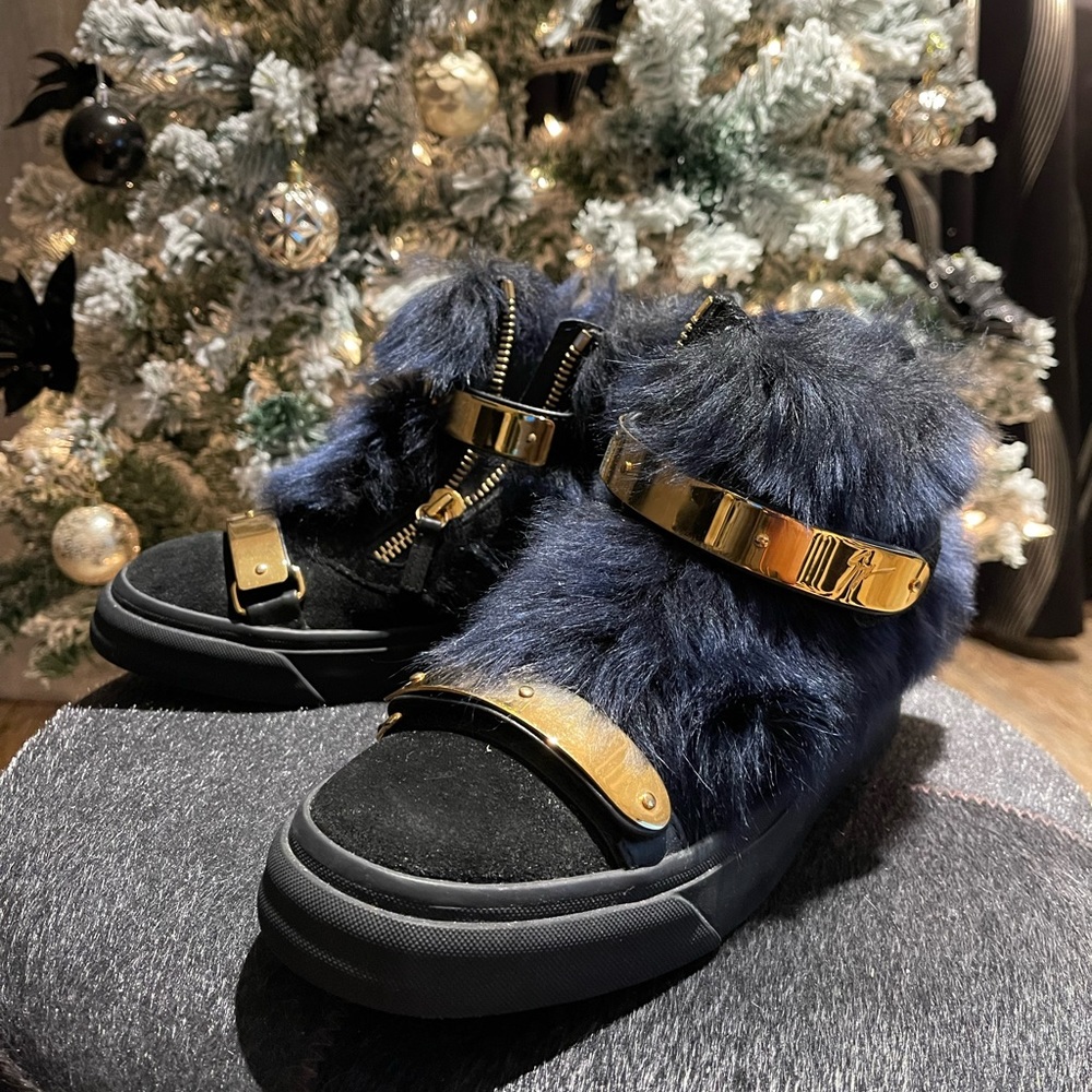 BN Giuseppe Zanotti high-top fashion sneaker,sz 8.Color: black suede, indigo fur